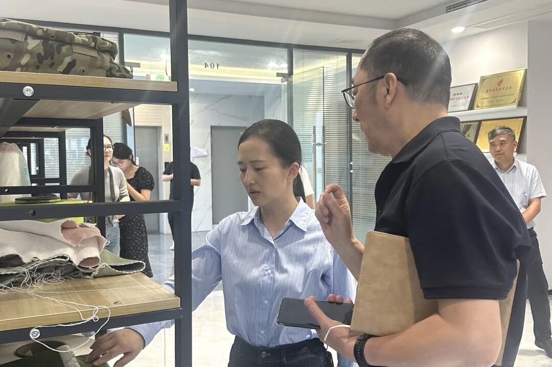 Zhou xiao, ilungu leKomiti eSisigxina yeKomiti yeqela kaMasipala, uMphathiswa weSebe leMisebenzi, kunye noMphathiswa weSebe leMisebenzi eliManyeneyo, betyelele i-changshu polyester yophando